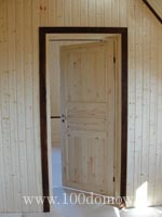 Финская межкомнатная дверь в интерьере комнаты обшитой вагонкой